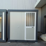 Neue sdu-sanitäanlage mit wc, dusche, waschbecken und urinal